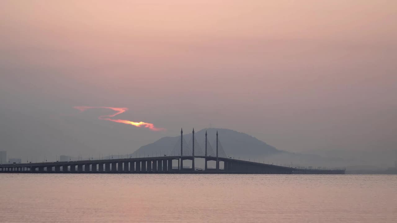 槟城大桥戏剧性的日出视频素材