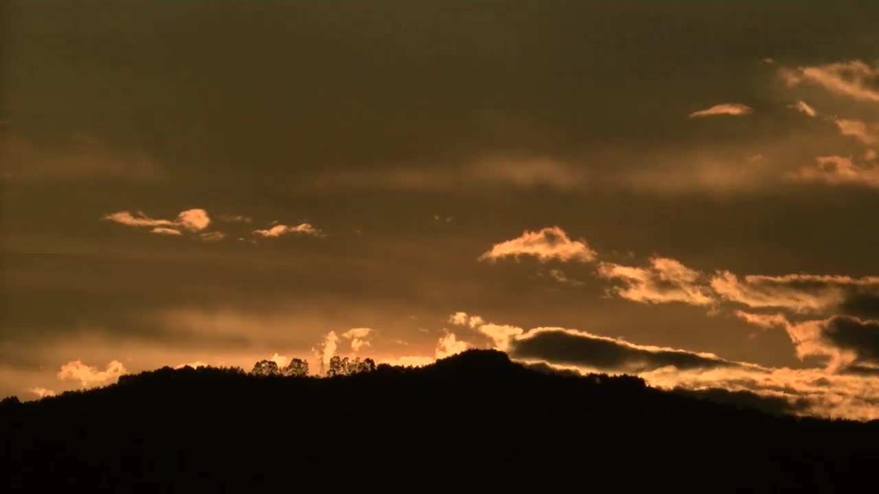 山上红红的夕阳视频素材