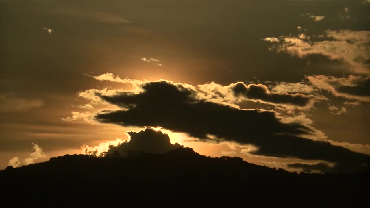 山上红红的夕阳视频下载