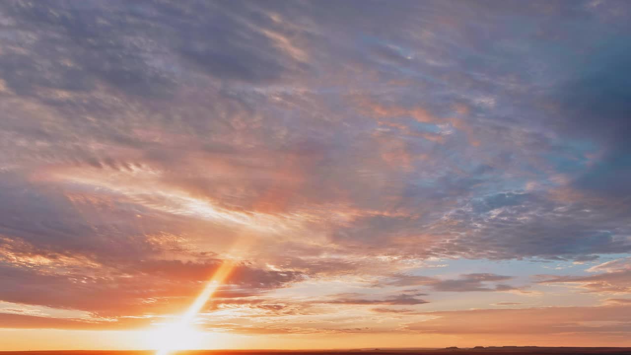 美丽的全景清晨与衬里的云在橙色的天空风景的强烈日出视频素材