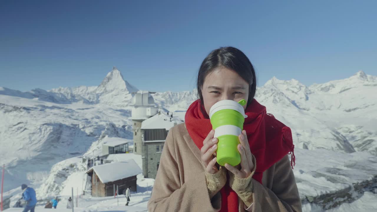 女性使用可重复使用的咖啡杯，以可持续的生活方式视频素材