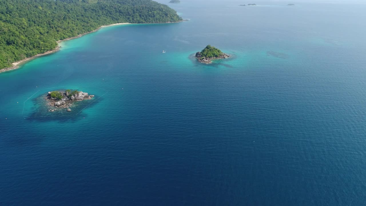 鸟瞰图中的岛屿和蓝色的海洋视频素材