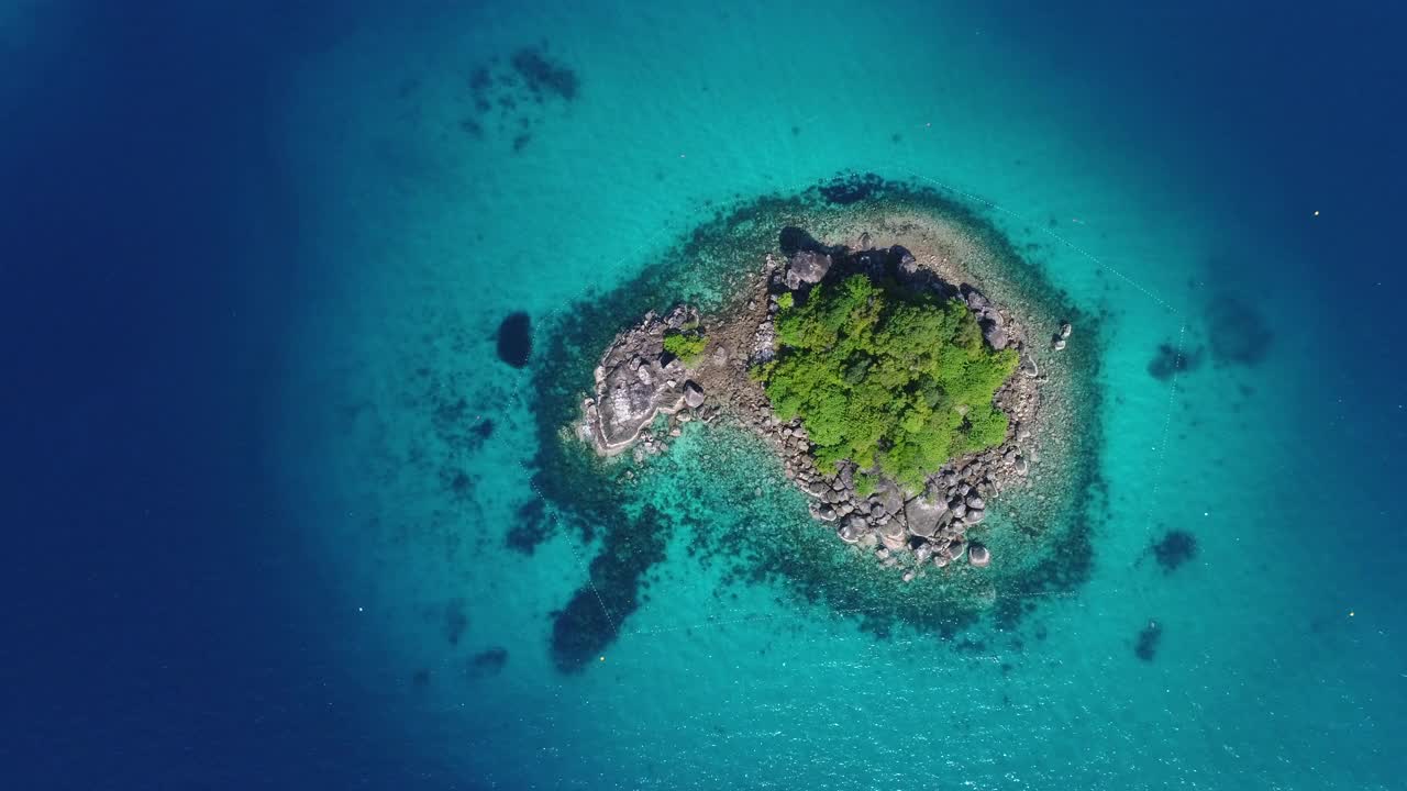 鸟瞰图中的岛屿和蓝色的海洋视频素材