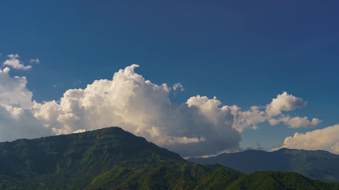 4K时间流逝美丽的风景山与白云蓝天背景。b - roll运动云。视频素材