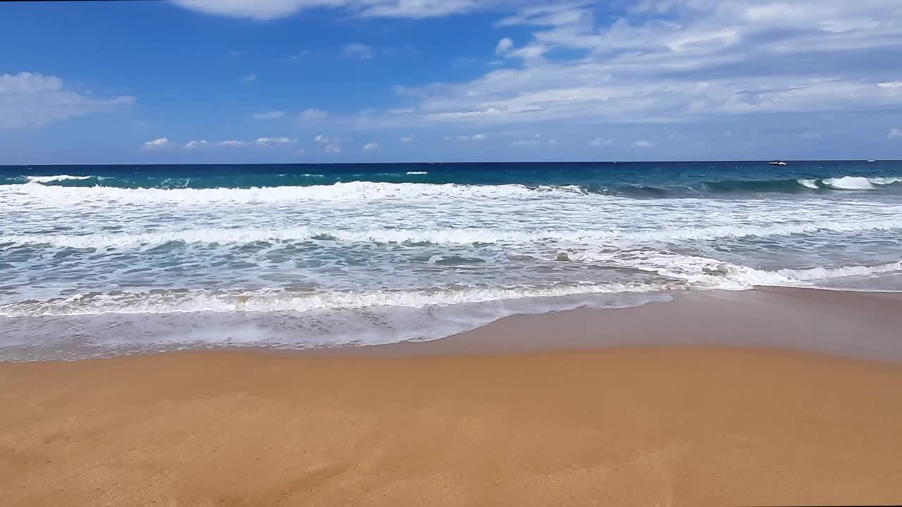 海滩，大海，海浪，天空。夏日美丽的海景。海滩区。高清视频视频素材