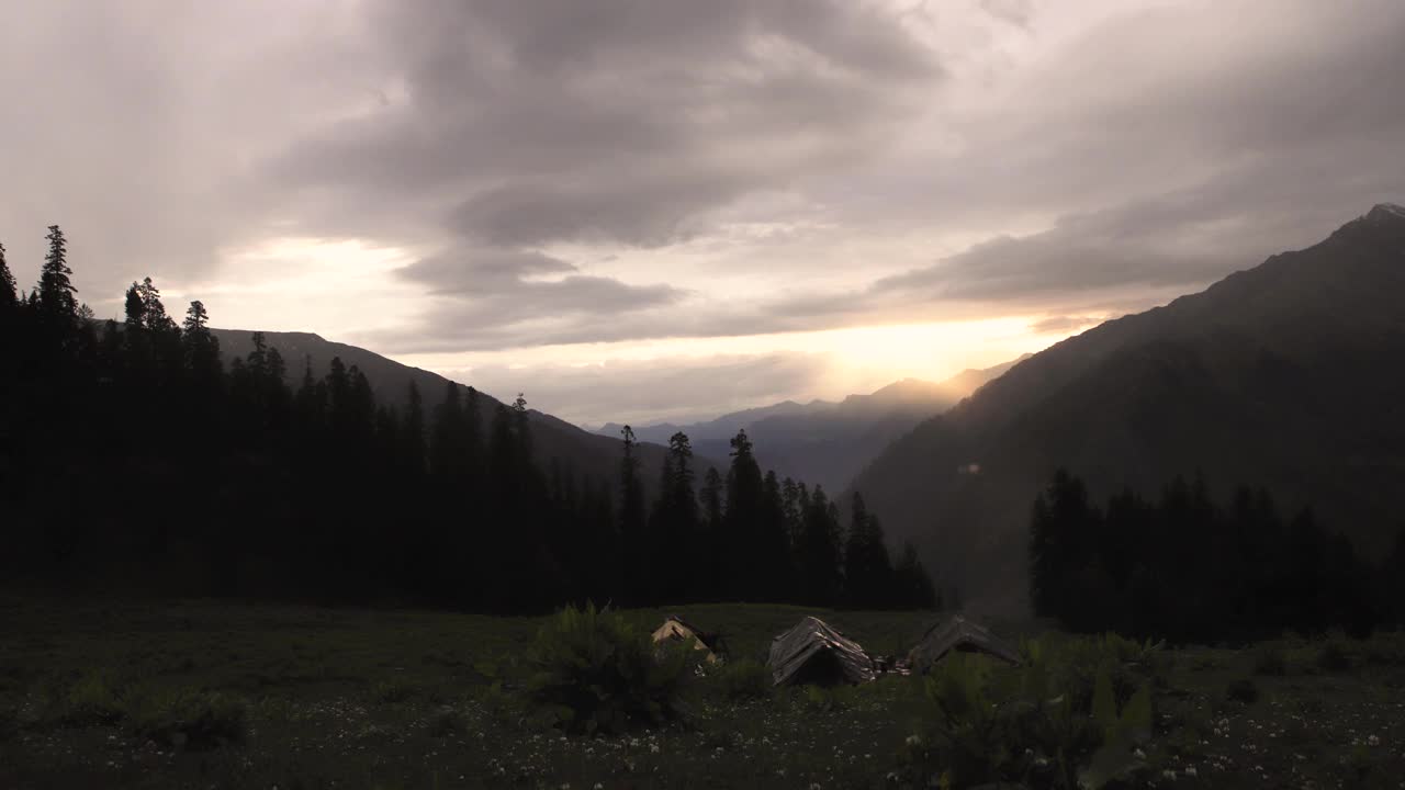 美丽的时间流逝的山在夏天的早晨。视频下载