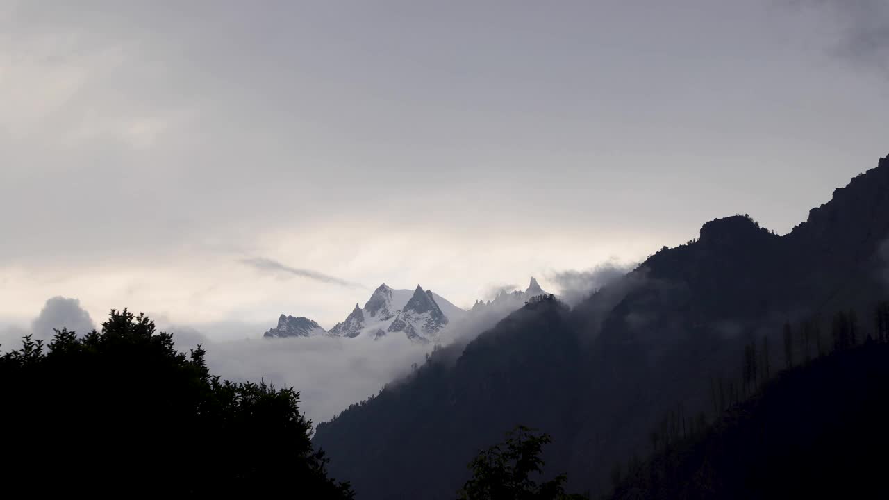 美丽的时间流逝的山在夏天的早晨。视频下载