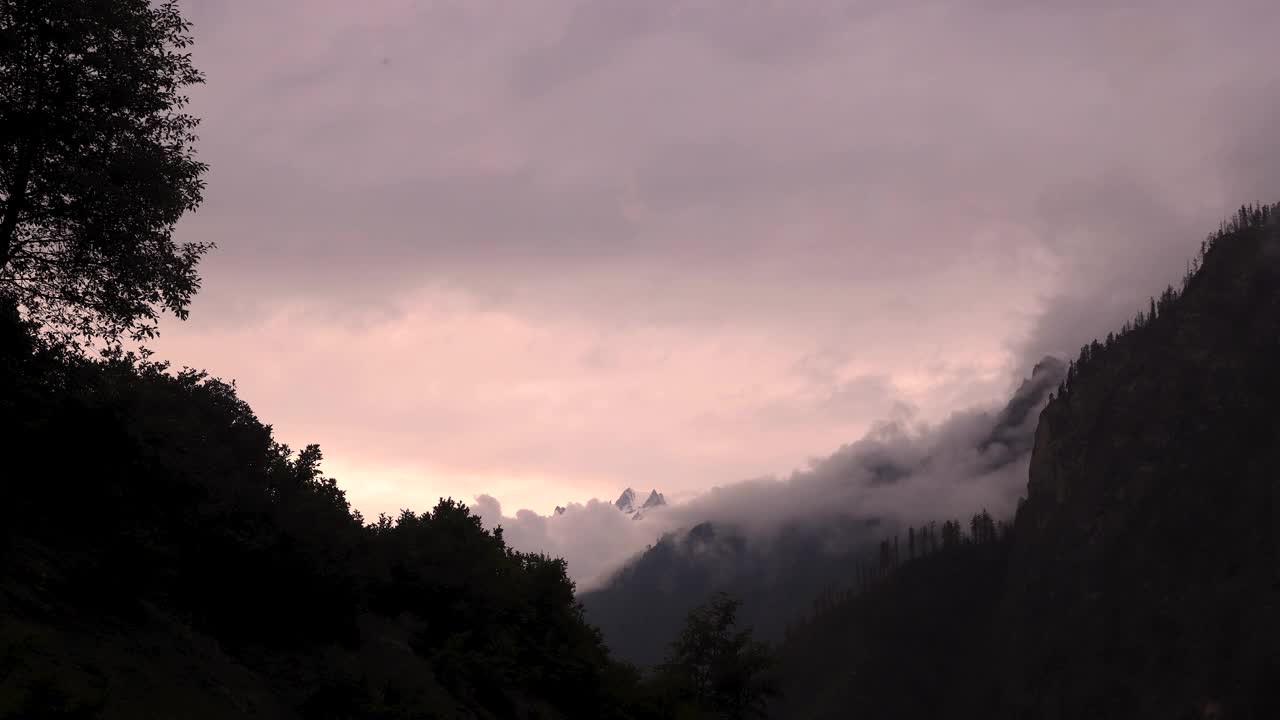 美丽的时间流逝的山在夏天的早晨。视频下载