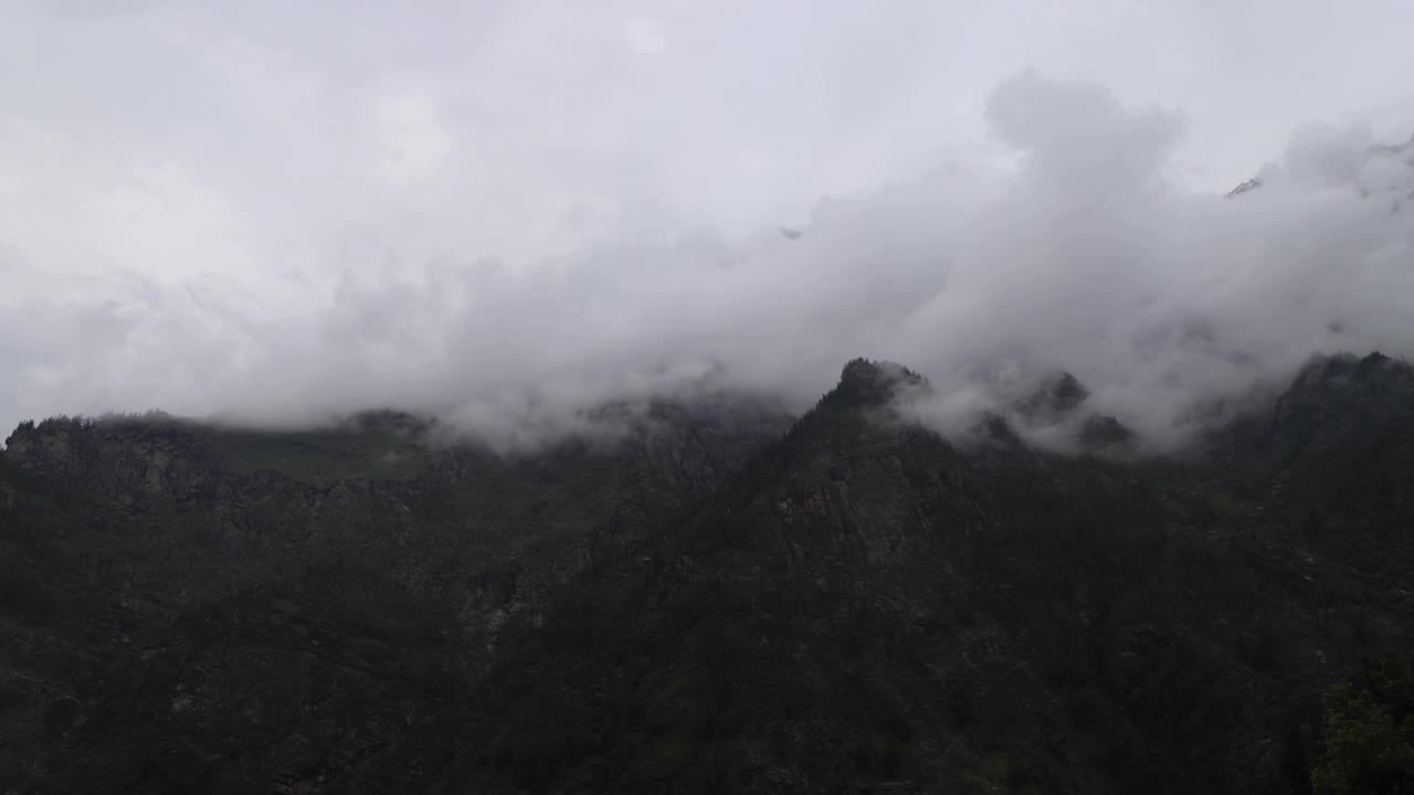 美丽的时间流逝的山在夏天的早晨。视频素材