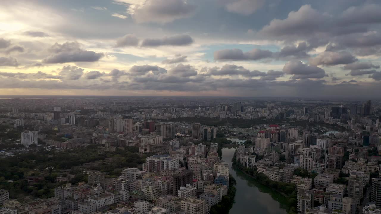 孟加拉国达卡市壮观的日落无人机视频视频素材