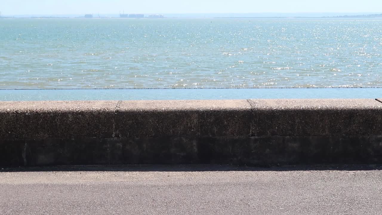 从绍森德海滨到肯特海岸的景色。步行街和泰晤士河口。极简抽象视图。视频素材