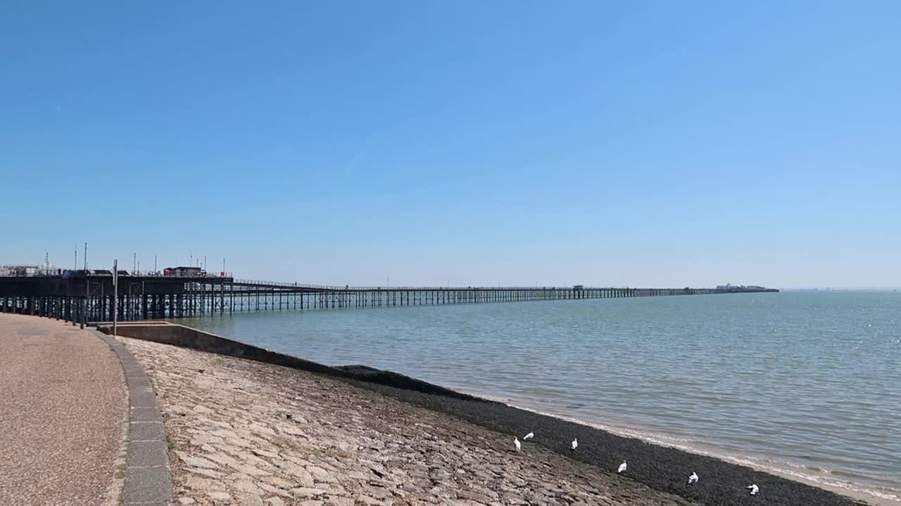 海上绍森德，维多利亚海滨码头。夏日的侧视图视频素材