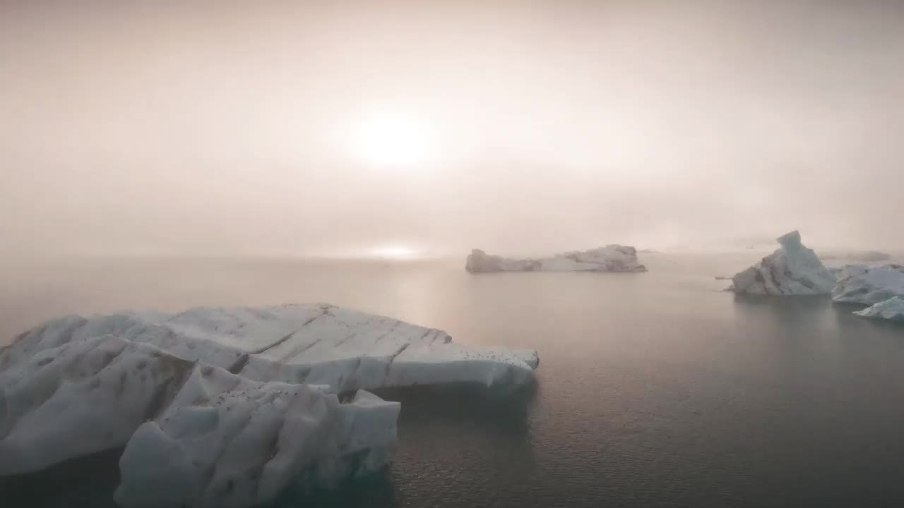 Jokulsarlon礁湖冰岛冰山无人机飞行4K视频Jökulsárlón冰山视频素材