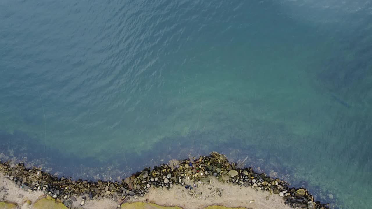 鸟瞰加拿大清澈的海水和海岸，人类在捉螃蟹视频素材