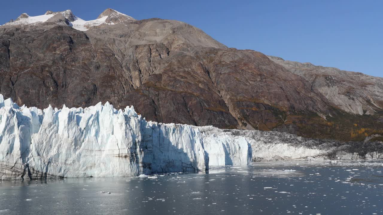 阿拉斯加冰川湾的马杰里冰川从游轮度假旅行。全球变暖和气候变化概念与融化的冰。冰川和费尔韦瑟山脉的特写景观。视频素材