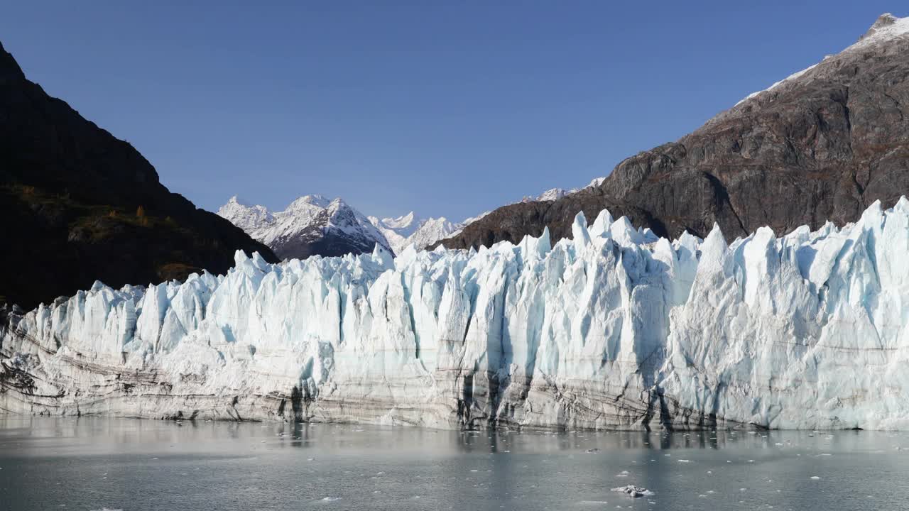 阿拉斯加冰川湾自然景观从邮轮假日旅行。全球变暖和气候变化的概念与融化的冰川与马杰里冰川和费尔韦瑟山脉山脉。视频素材