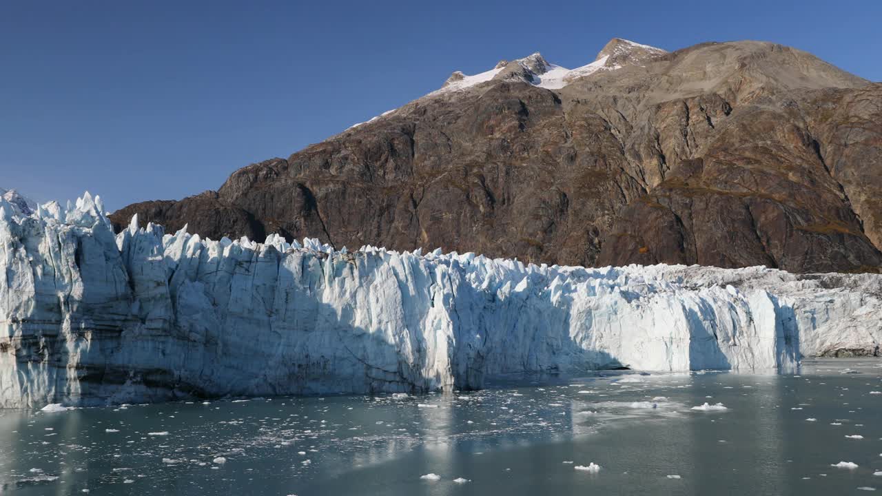 阿拉斯加冰川湾自然景观从邮轮假日旅行。全球变暖和气候变化的概念与融化的冰川与马杰里冰川和费尔韦瑟山脉山脉。视频素材