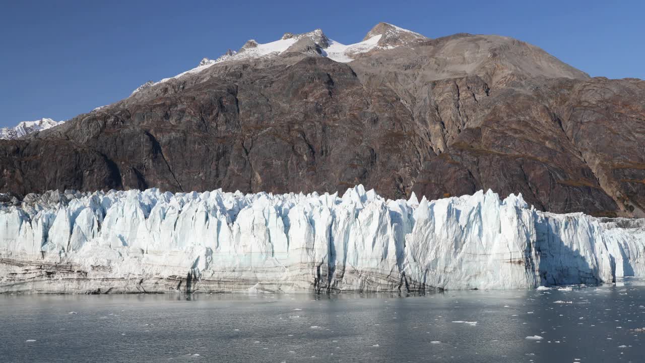 冰川湾阿拉斯加邮轮度假旅行。全球变暖和气候变化概念与融化的冰。马杰里冰川和费尔韦瑟山脉的平移景观。视频素材