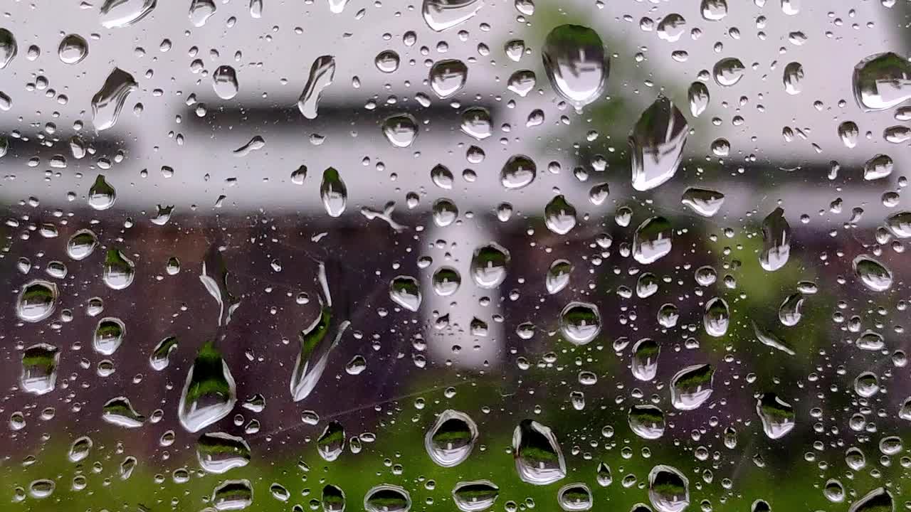 雨落在窗户上。雨点落在窗玻璃上视频素材