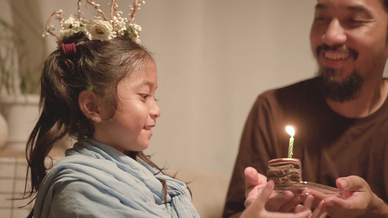 父亲和女儿在家里庆祝生日视频素材