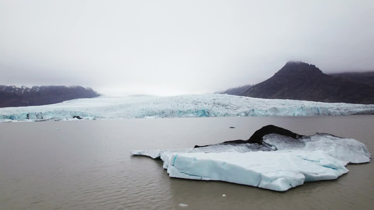 漂浮在水中的冰山和山上的积雪视频素材