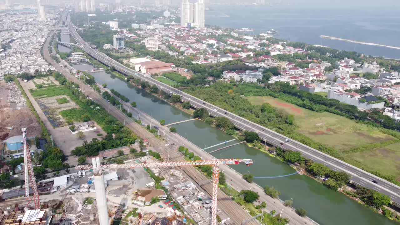 以立交桥和居民区为背景的足球场建设鸟瞰图视频下载