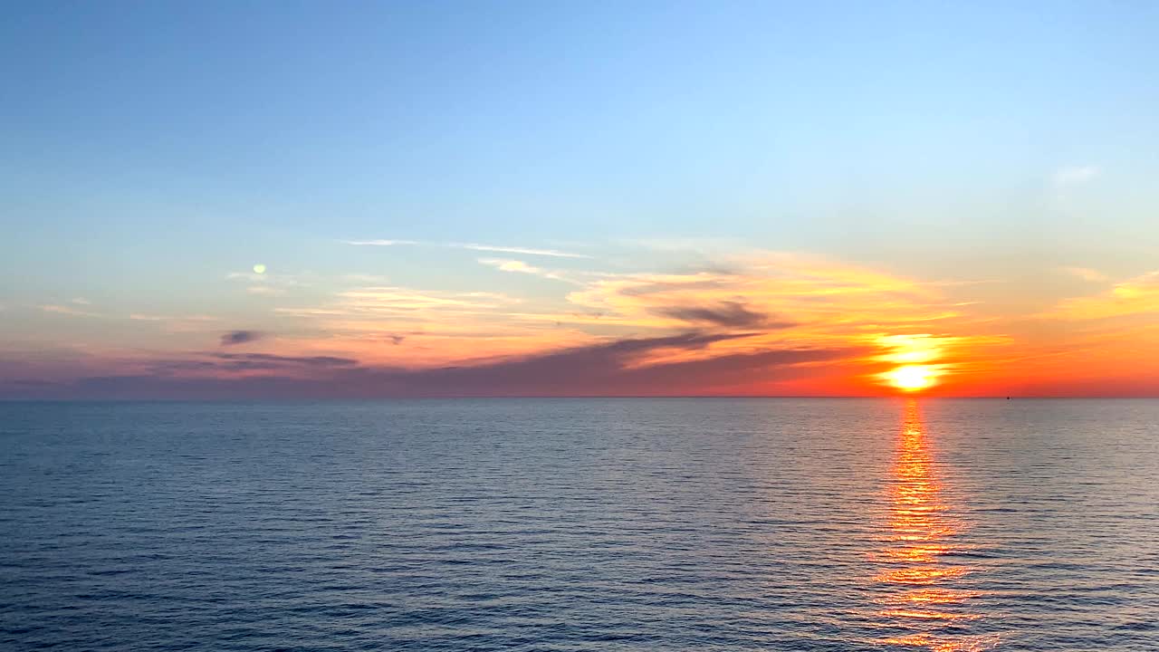 美丽的海景和明亮的日落。视频素材