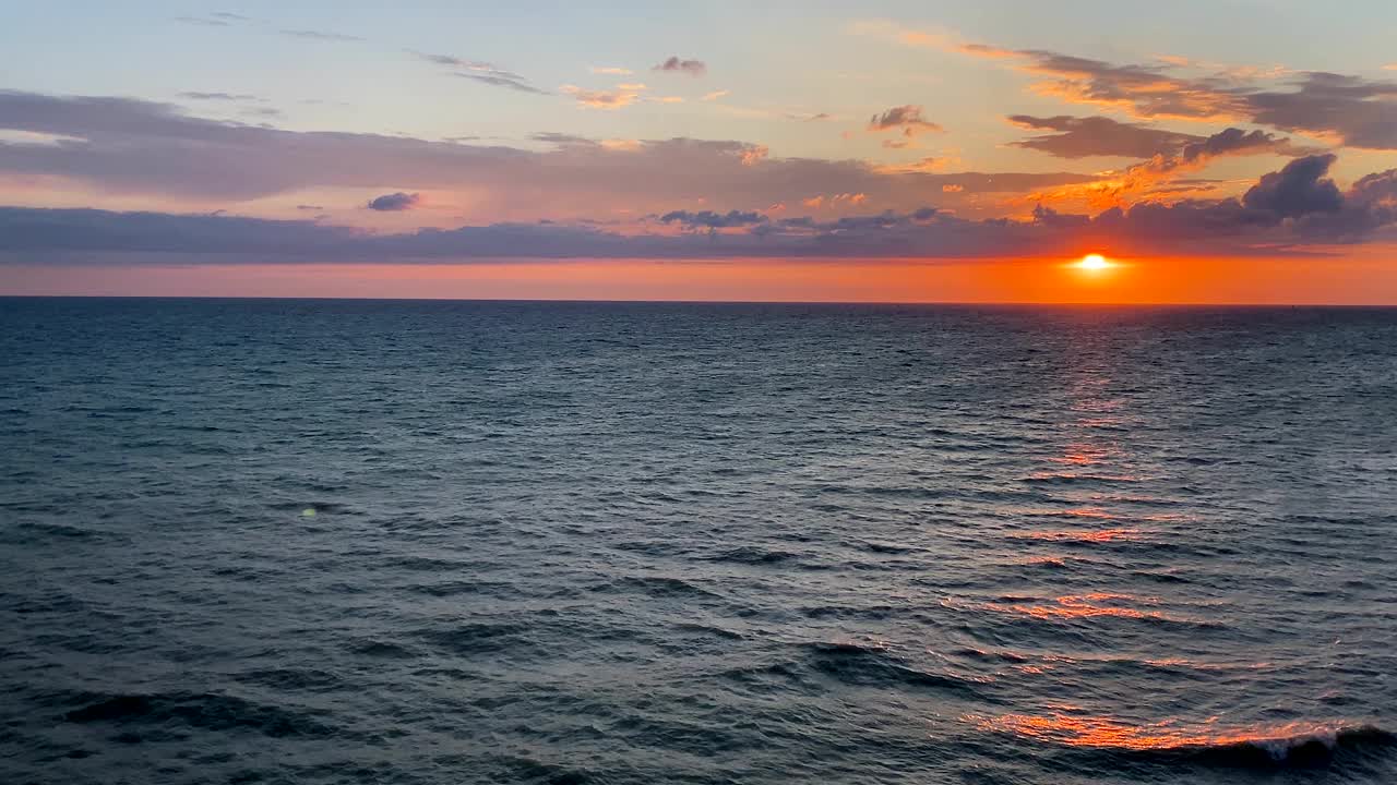 美丽的海景和明亮的日落。视频素材