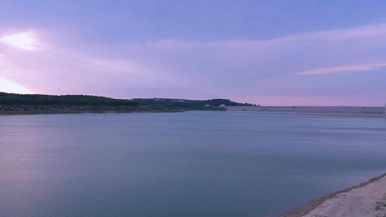 由专筑网yumi，刘平编译无人机在Locone湖上的鸟瞰图，这是一个位于Apulia Minervino Murge地区的人工水库。意大利视频素材