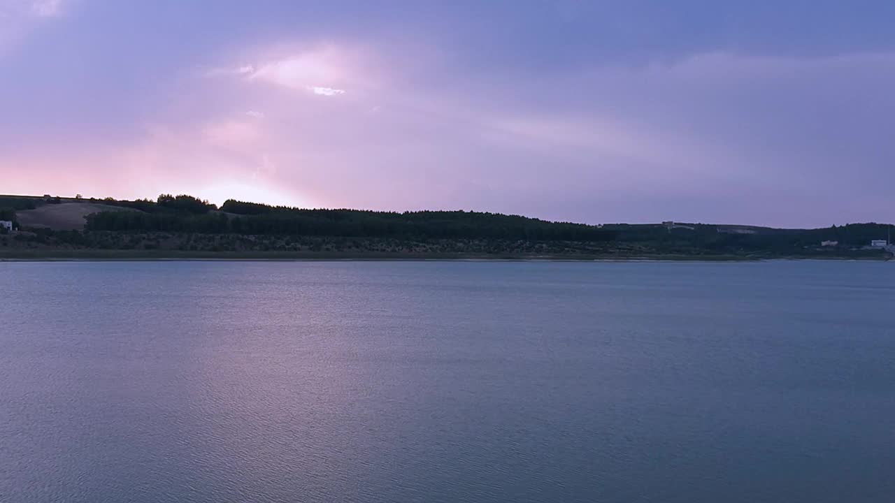 由专筑网yumi，刘平编译无人机在Locone湖上的鸟瞰图，这是一个位于Apulia Minervino Murge地区的人工水库。意大利视频素材