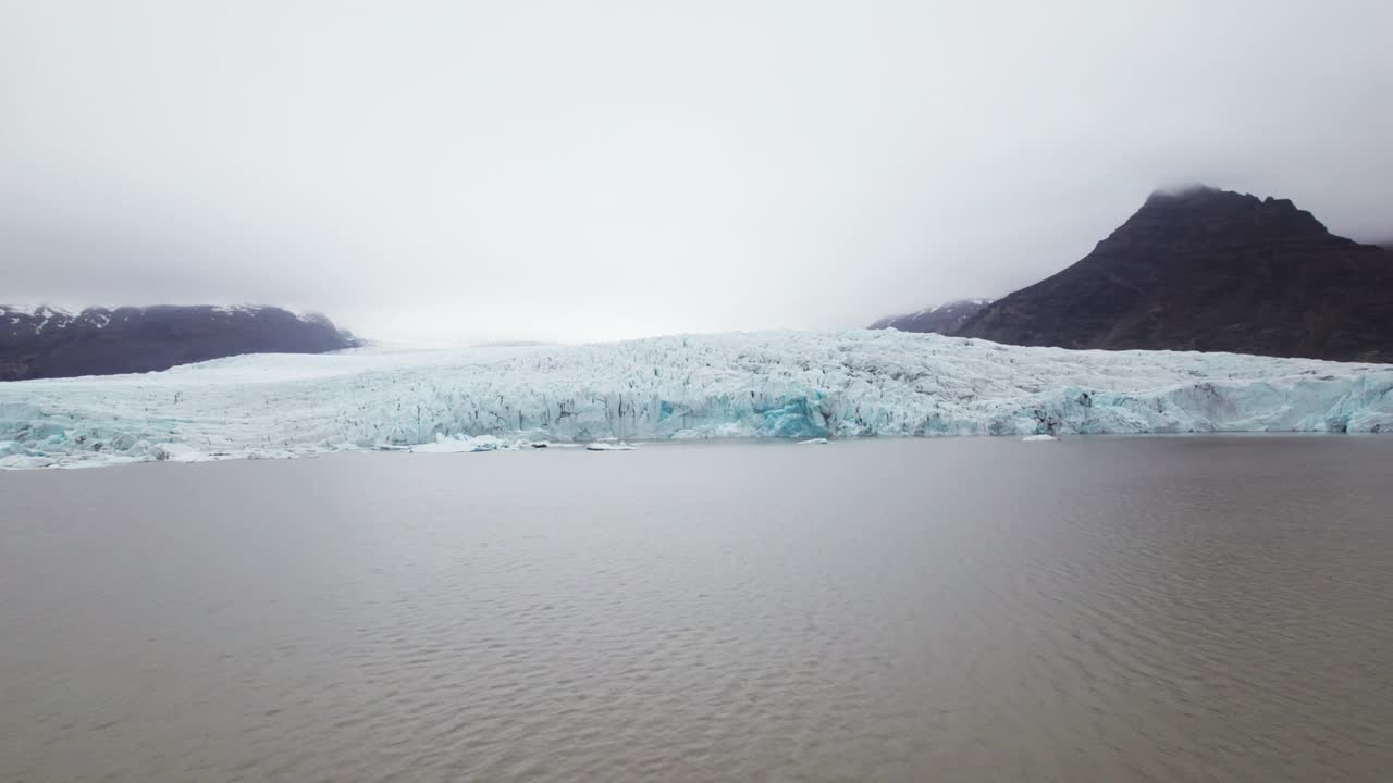 漂浮在水中的冰山和山上的积雪视频素材