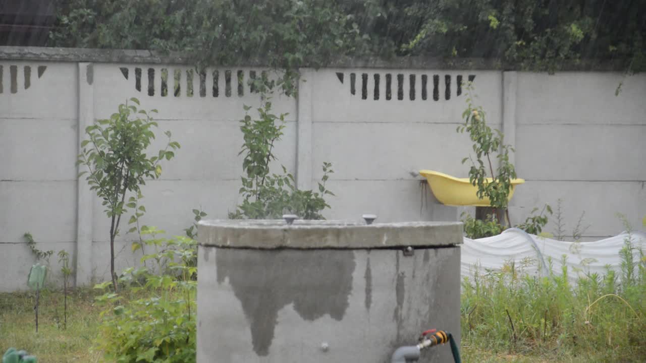 雨后房屋和结构的细节视频素材