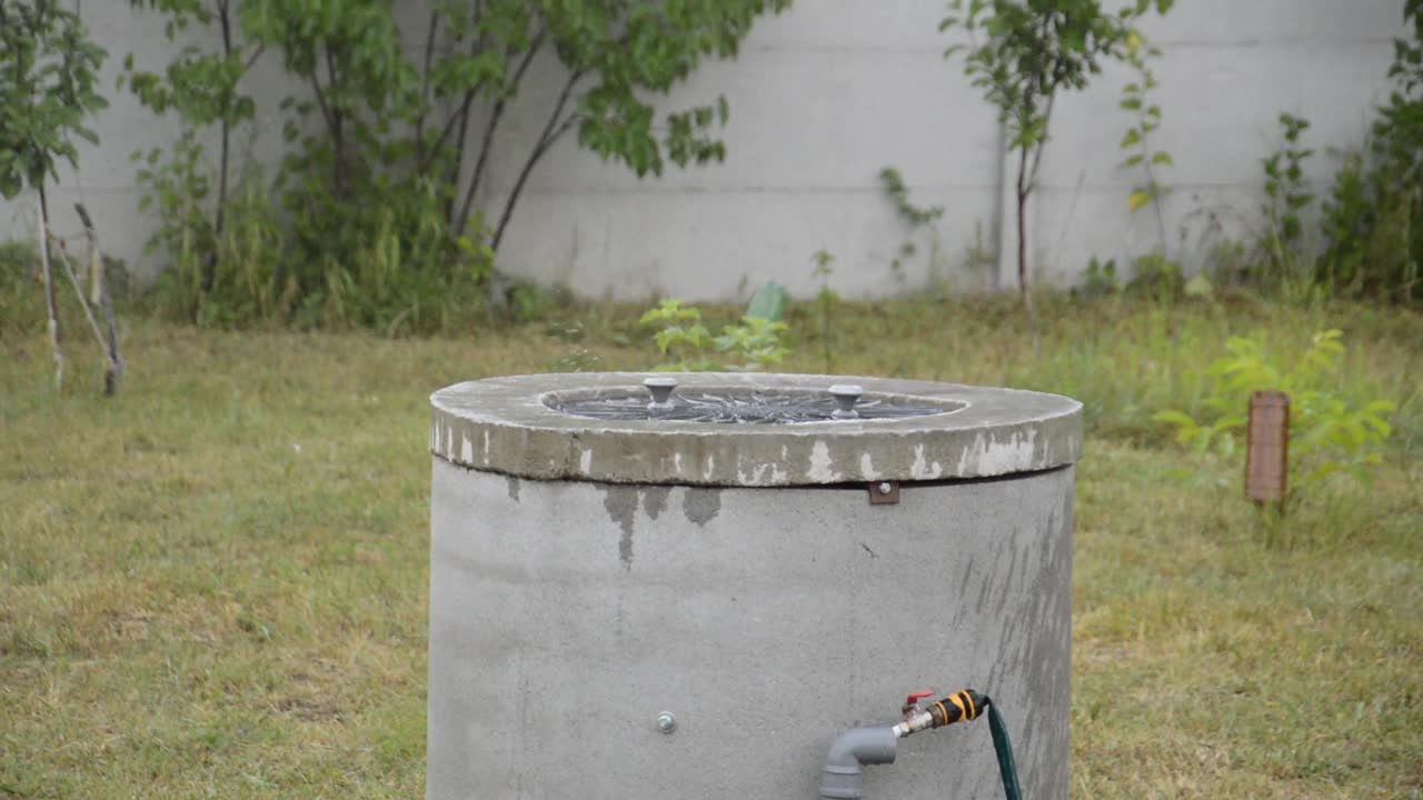 雨后房屋和结构的细节视频素材