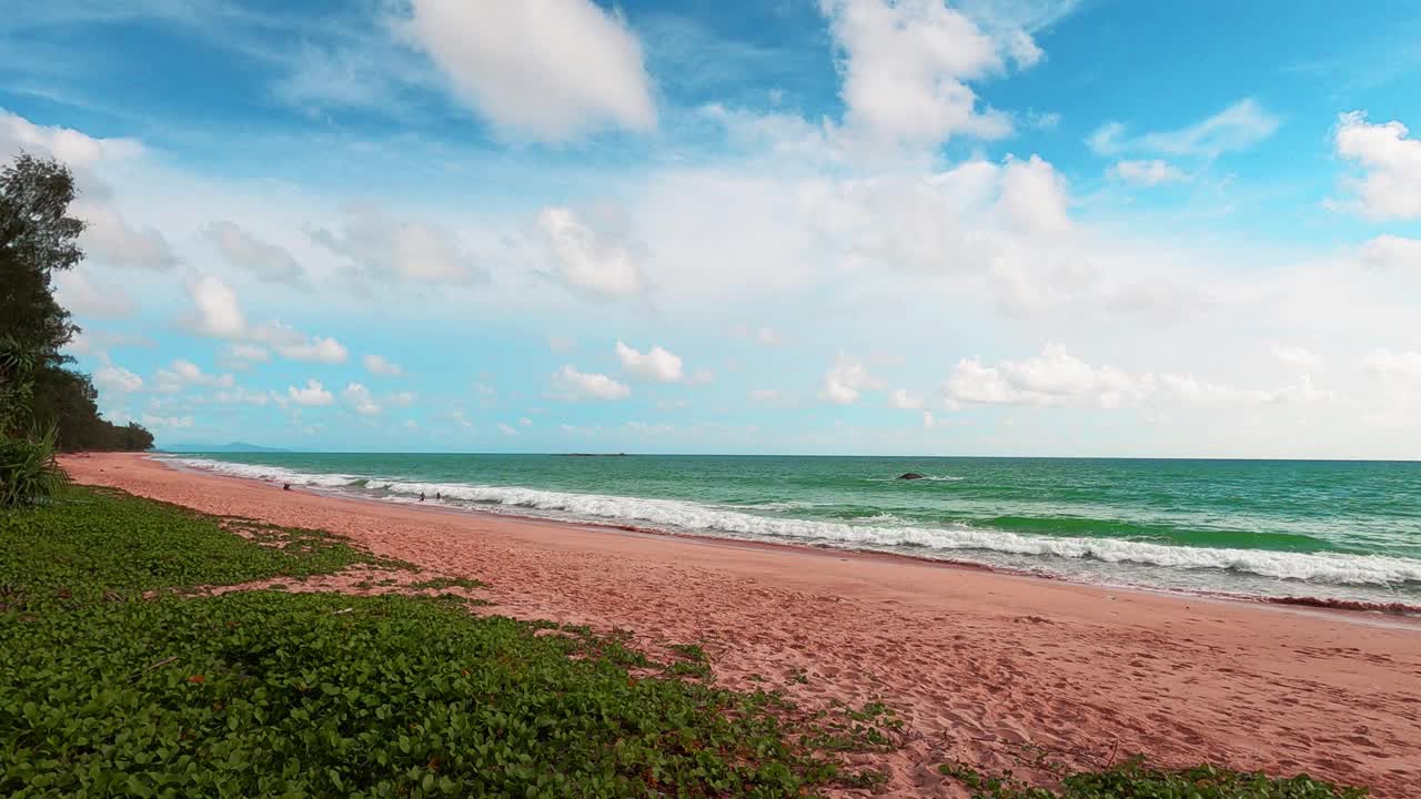 海水和海浪拍打着淡粉色的沙滩视频素材