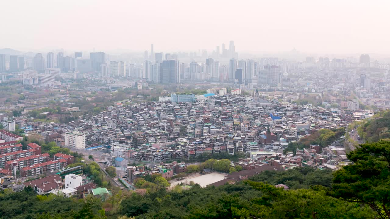 韩国首尔龙山区汉江附近龙山一带的市中心白天到晚上的景色视频素材