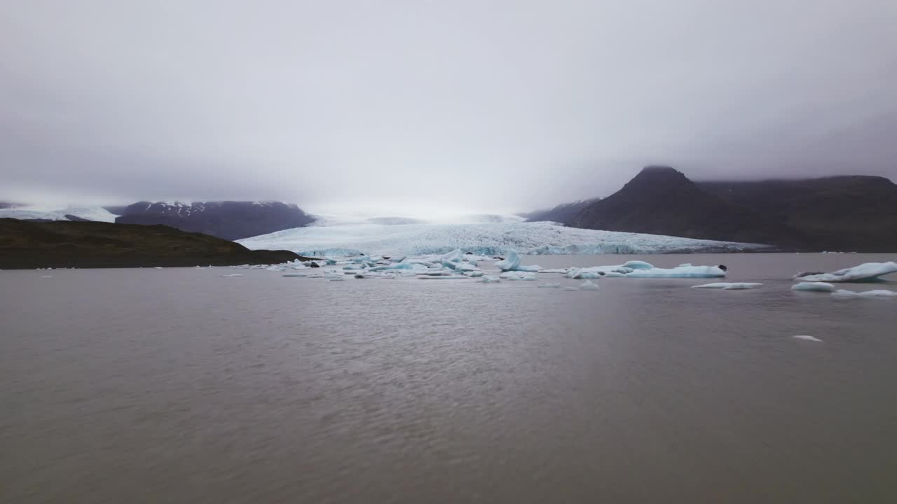 漂浮在水中的冰山和山上的积雪视频素材