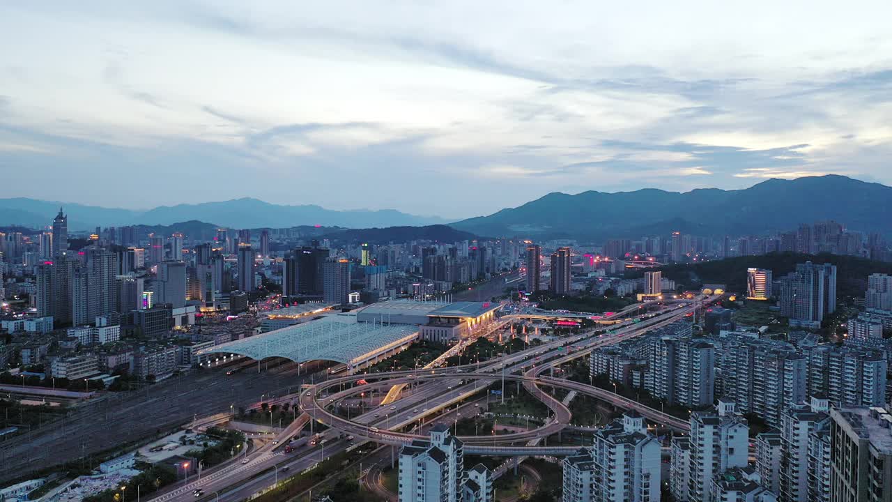 高角度观景城市火车站周边夜间交通景观视频素材