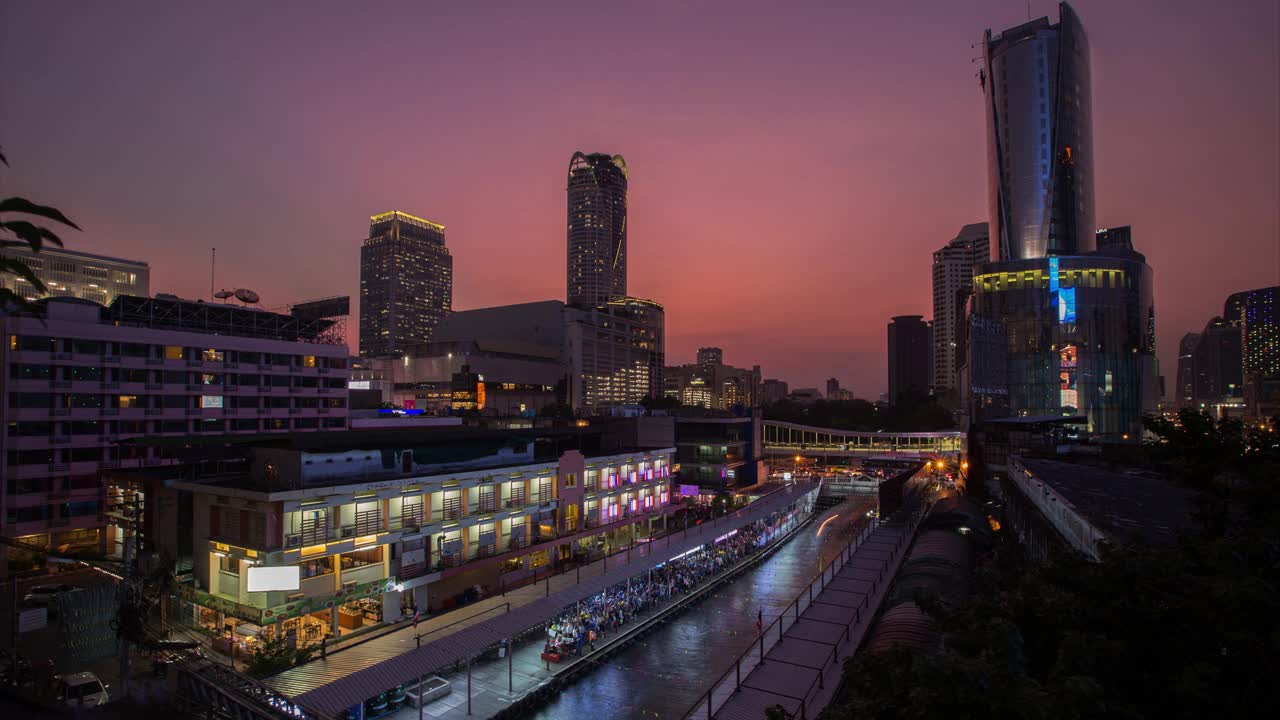 klong Saen Saep快船在日落时分在码头上运行的4K延时视频。视频素材