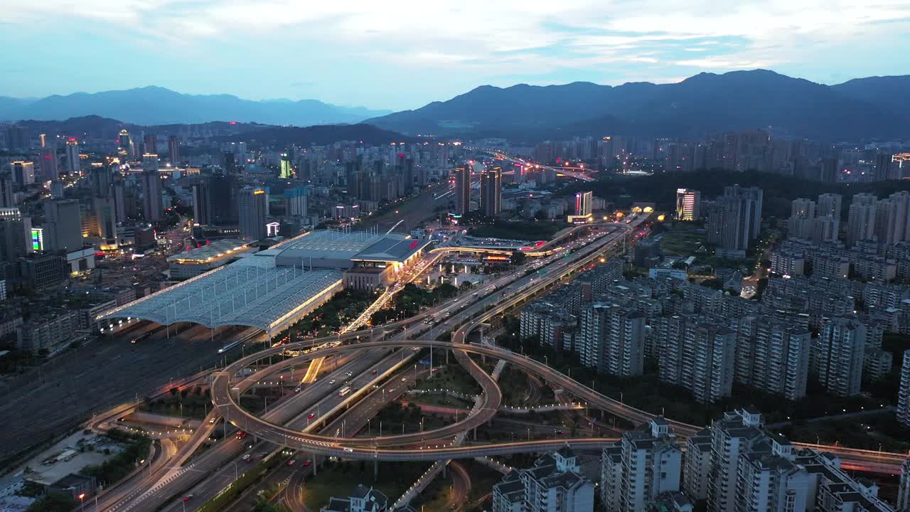 鸟瞰夜间城市火车站的高铁视频素材