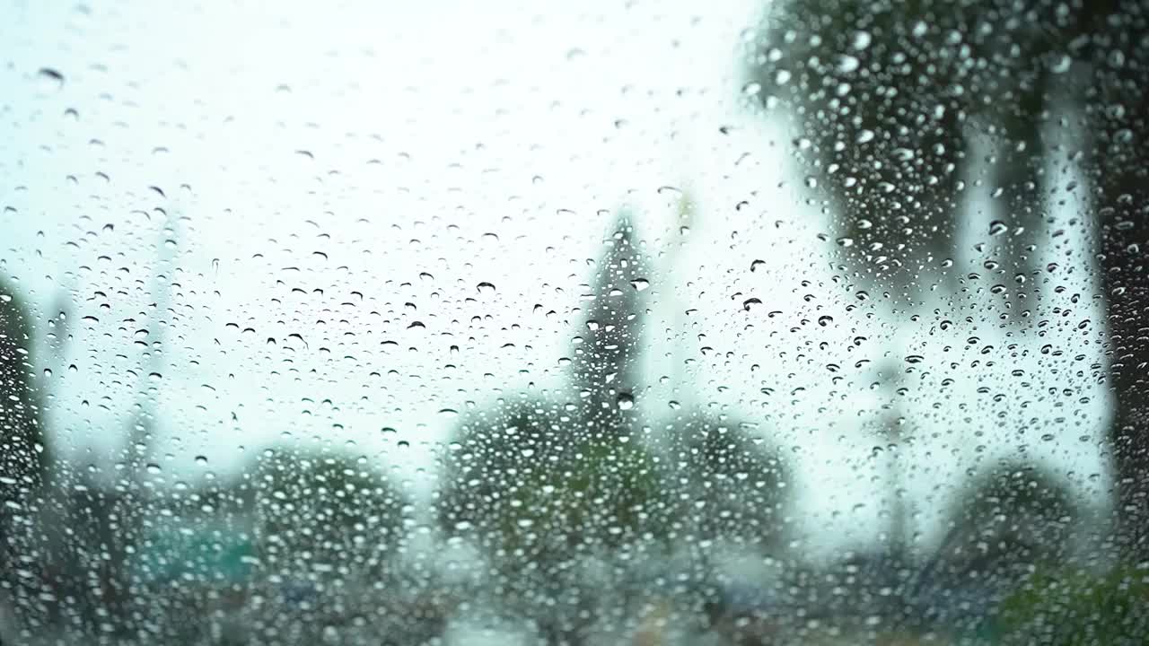 雨落在镜子前的窗户上。下雨天潜水车。视频素材