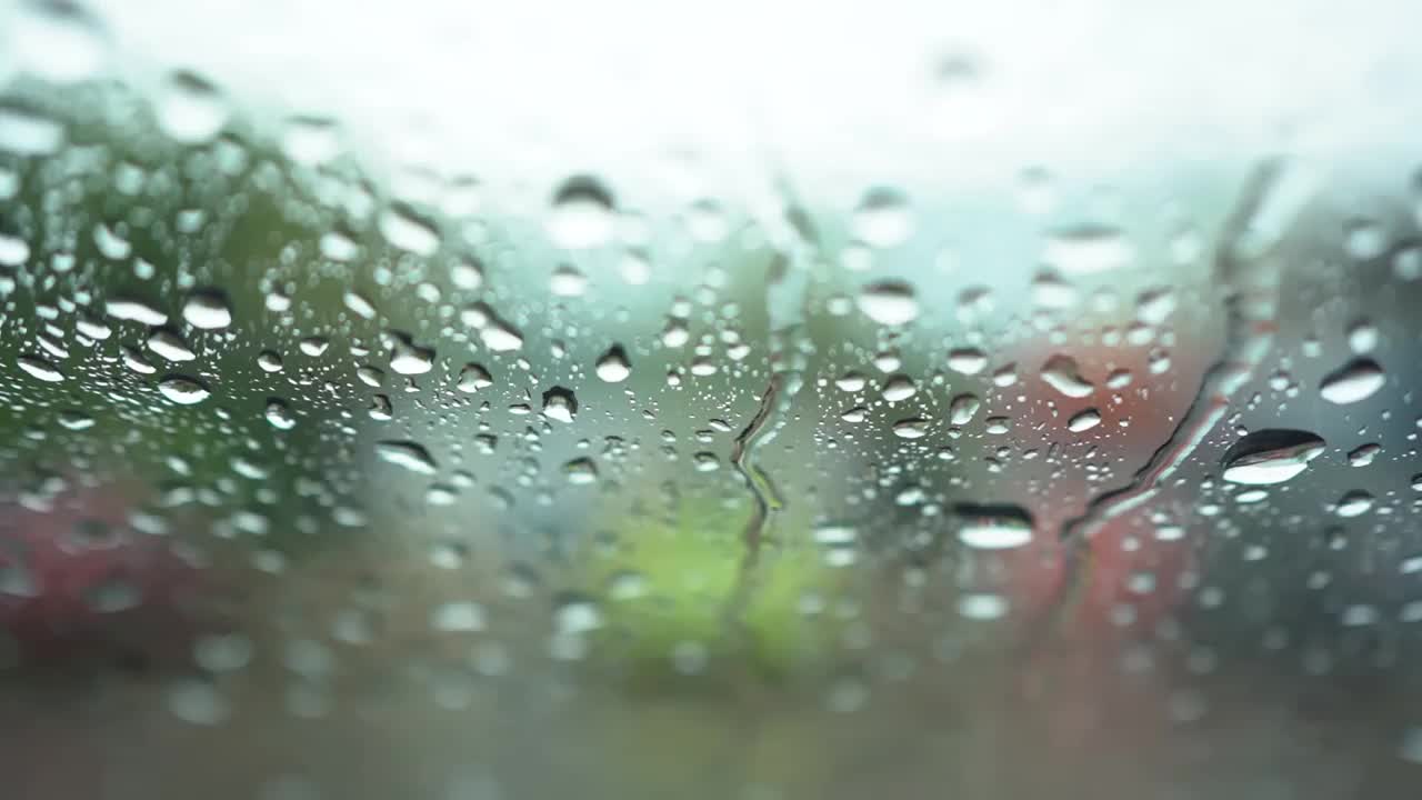 雨点落在汽车镜子上。雨落在挡风玻璃上。视频素材