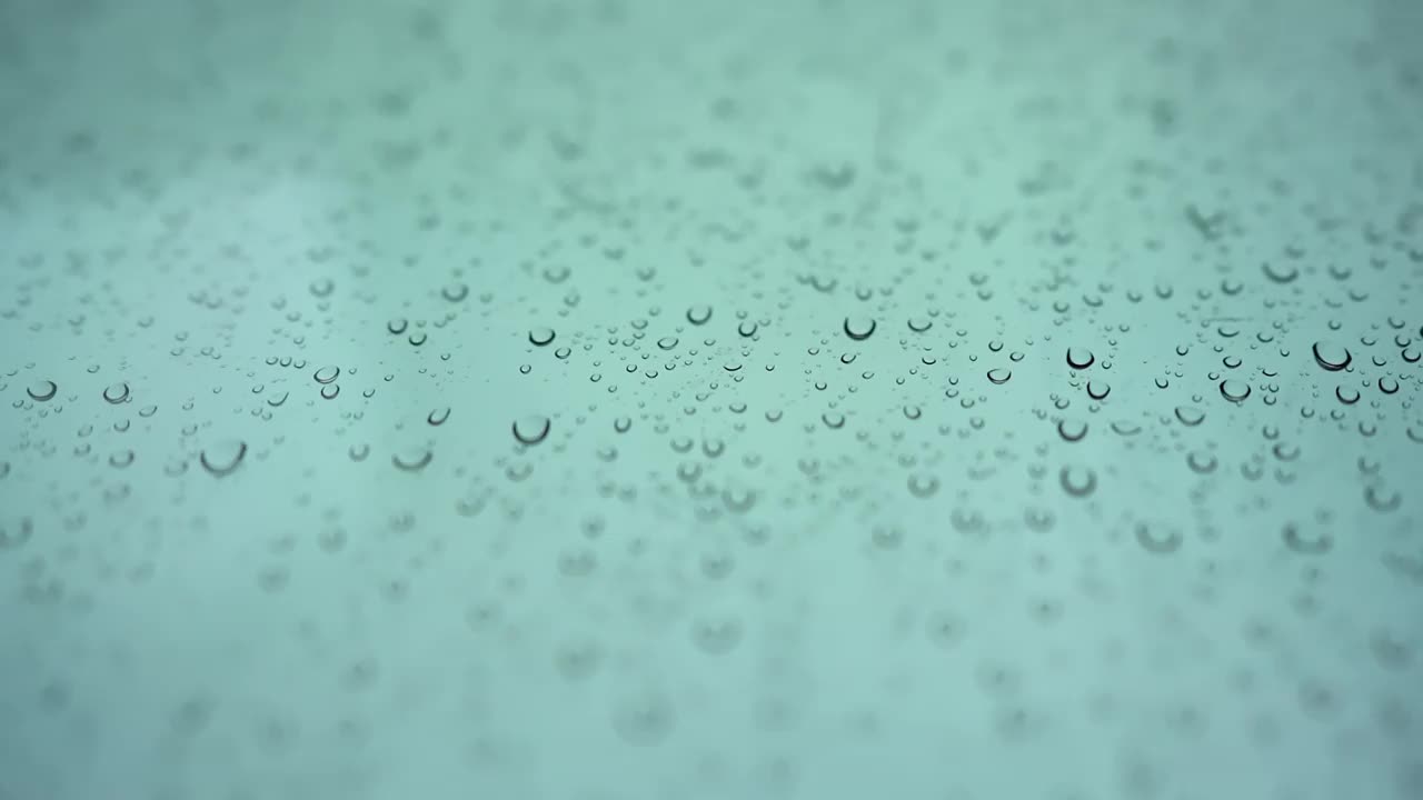 雨点落在汽车镜子上。雨落在汽车的镜子前面视频素材