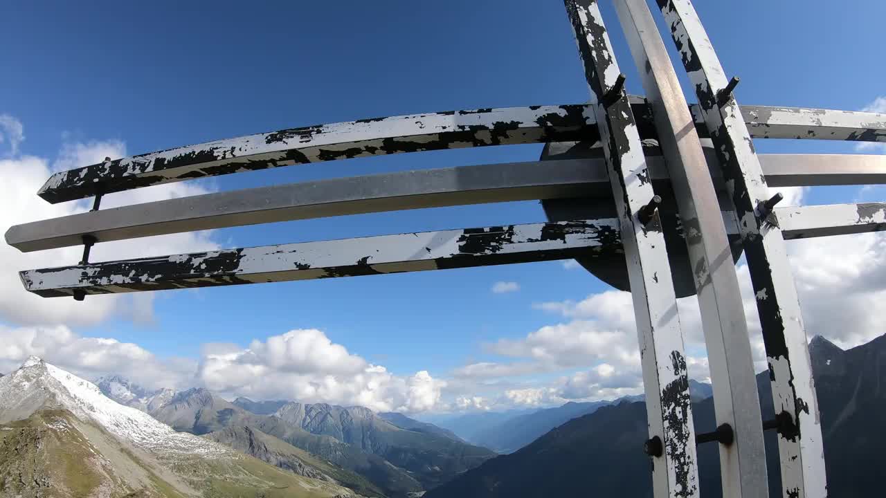 从奥地利格雷尔科普夫山顶俯瞰霍赫陶恩全景。这条路多石。早春徒步旅行。高山环绕四周。岩石上的小路。探索和发现视频素材