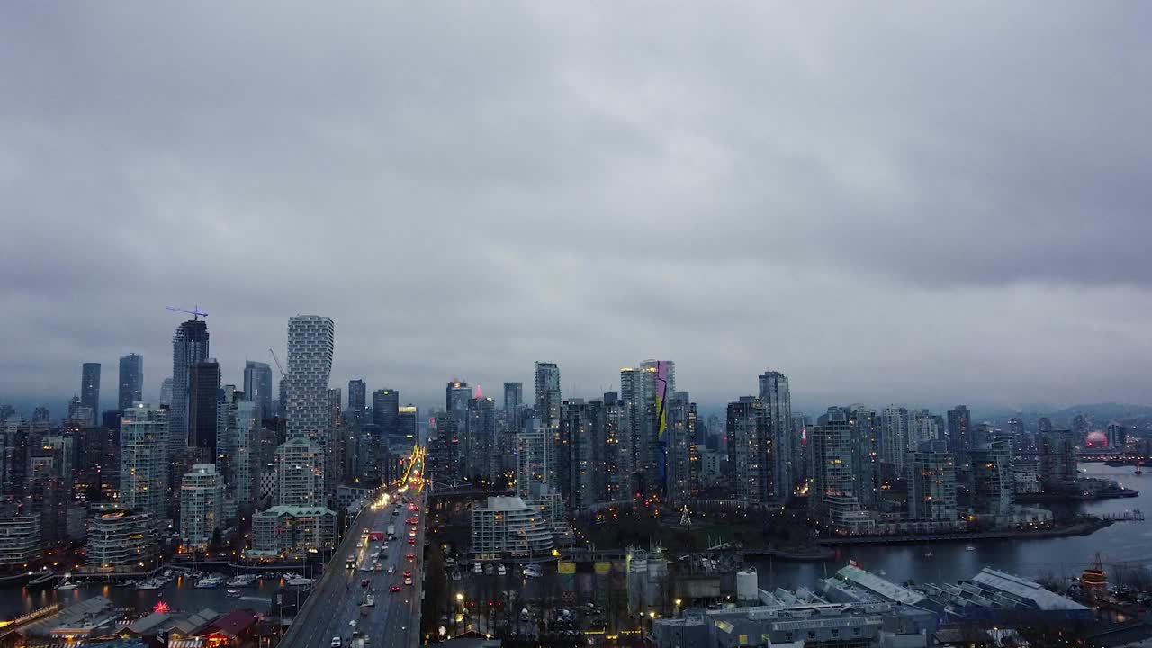 在一个多云的夜晚，飞越大桥前往温哥华市中心视频素材