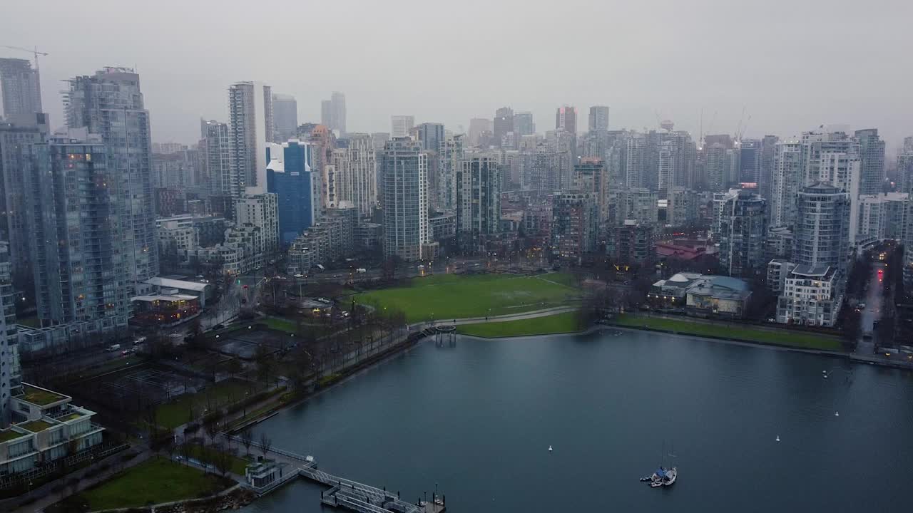 飞过温哥华市中心被摩天大楼包围的绿色操场视频素材