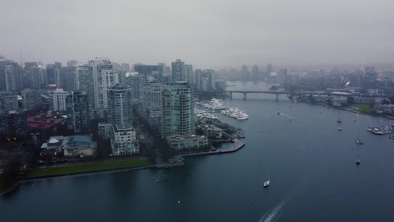 在多云的天气飞越温哥华的福溪，欣赏大桥的景色视频素材