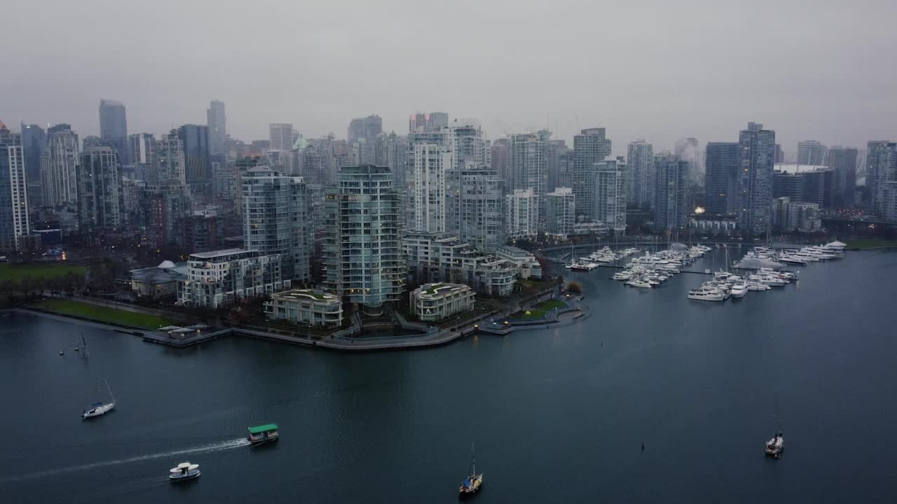 温哥华市中心的建筑物在一个阴雨天的鸟瞰图视频素材