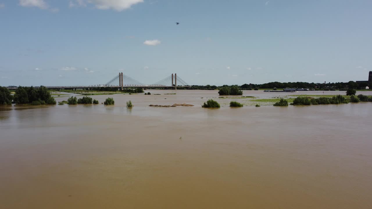 马蒂纳斯·尼霍夫桥横跨荷兰瓦尔河，泛滥平原淹没土地，水位高，架空视频素材