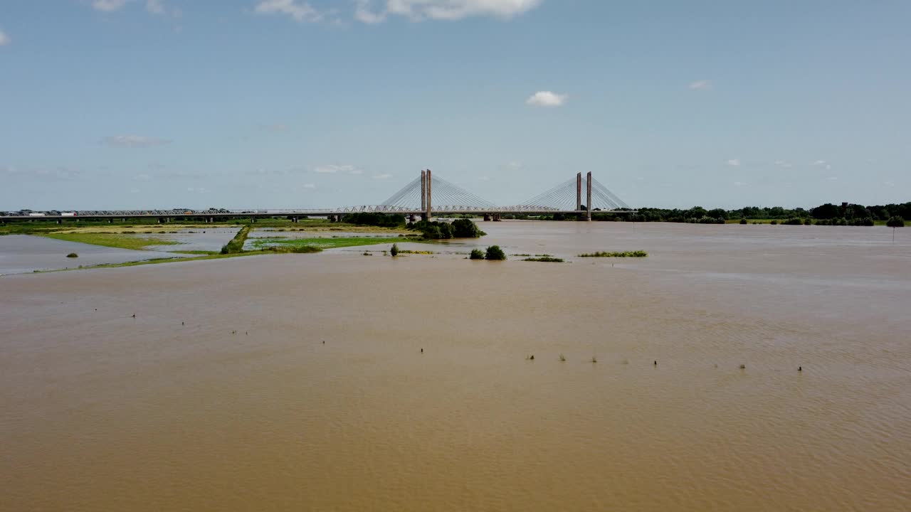 马蒂纳斯·尼霍夫桥横跨荷兰瓦尔河，泛滥平原淹没土地，水位高，架空视频素材