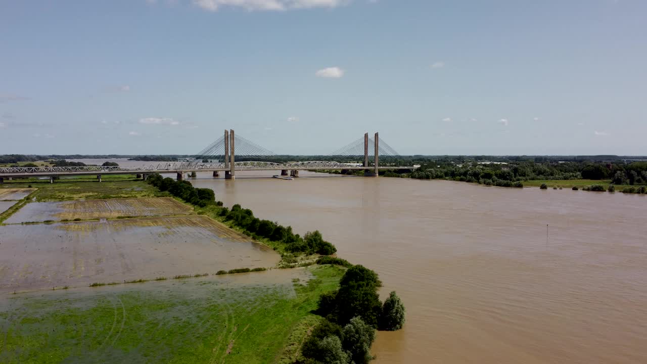 马蒂纳斯·尼霍夫桥横跨荷兰瓦尔河，泛滥平原淹没土地，水位高，架空视频素材